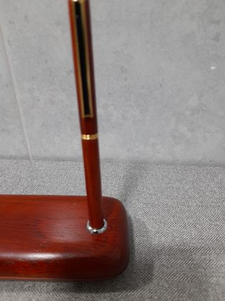 Bolígrafo madera con estuche peana 