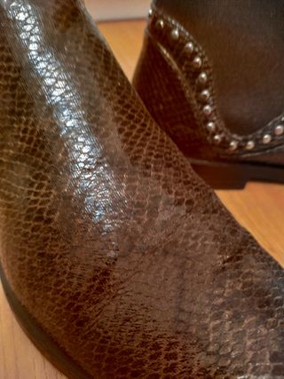 Botines marrones con tachuelas 37