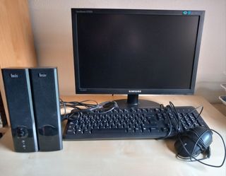 Monitor, teclado, altavoces y ratón