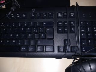 Monitor, teclado, altavoces y ratón