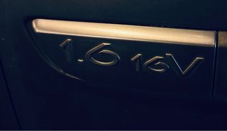 Emblema puerta Megane 2