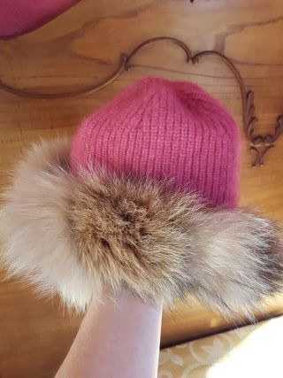 Gorro de lana con borde de pelo