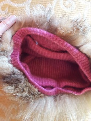 Gorro de lana con borde de pelo