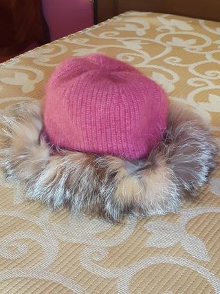 Gorro de lana con borde de pelo