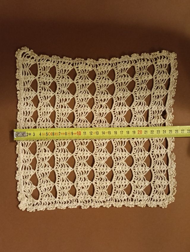 Centrino vintage ricamato a mano