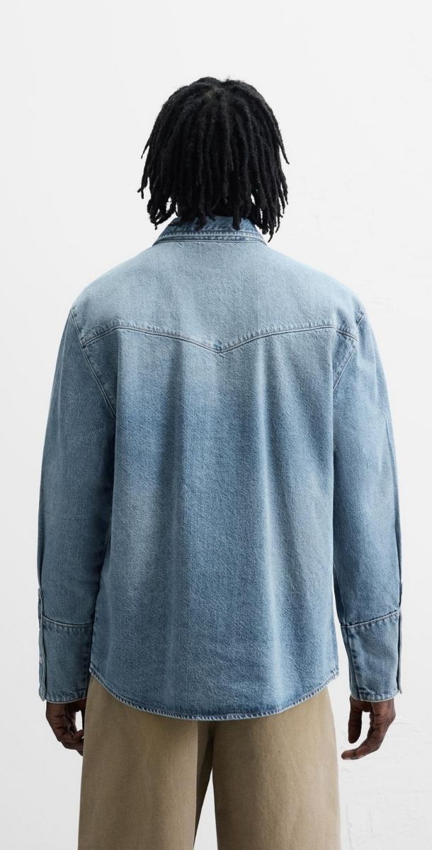 Sobre camisa vaquera de Zara