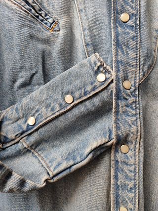 Sobre camisa vaquera de Zara