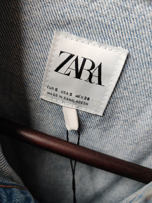 Sobre camisa vaquera de Zara