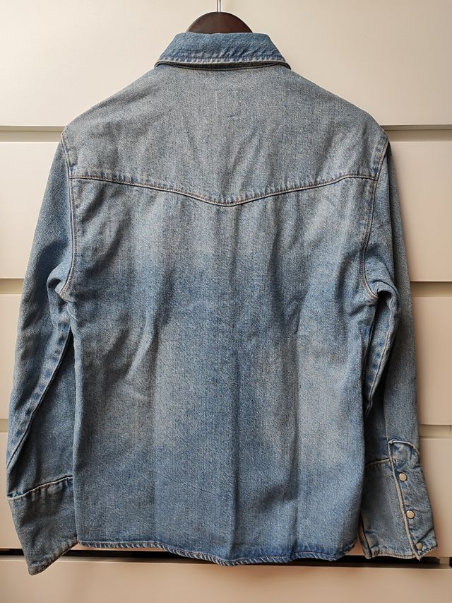 Sobre camisa vaquera de Zara