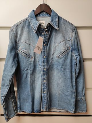Sobre camisa vaquera de Zara