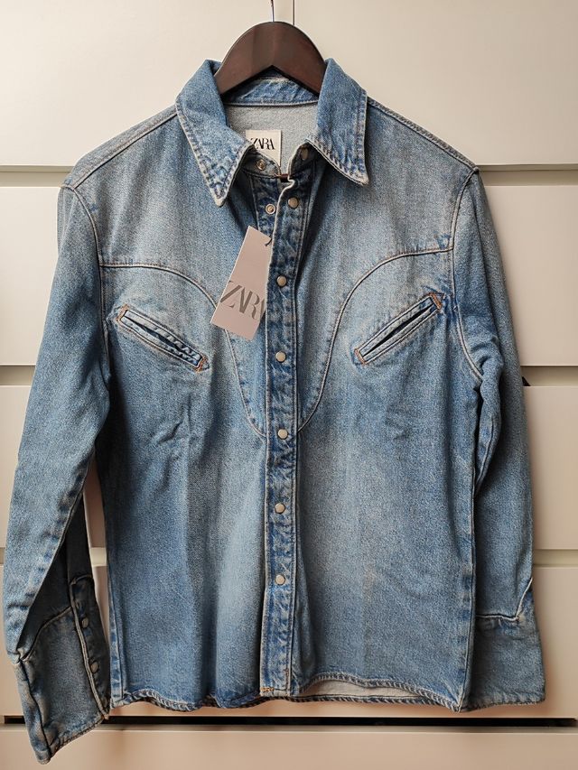Sobre camisa vaquera de Zara