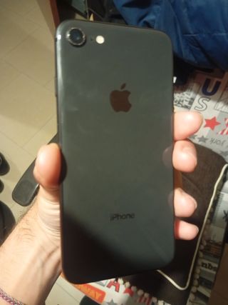 Móvil iPhone 8, 64 GB, 88 salud batería y 5 fundas