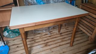 Tavolo e sedie allungabili