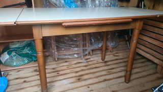 Tavolo e sedie allungabili