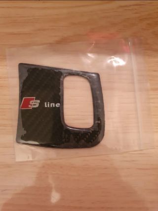 Embellecedor de carbono con logo SLine para Audi.