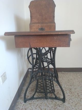 Macchina per cucire antica