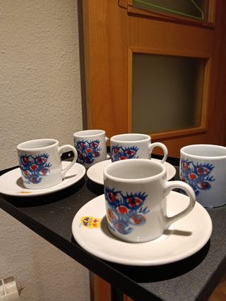 Conjunto 3 platos,3 cucharas, 4 Tazas de cafè. Bar