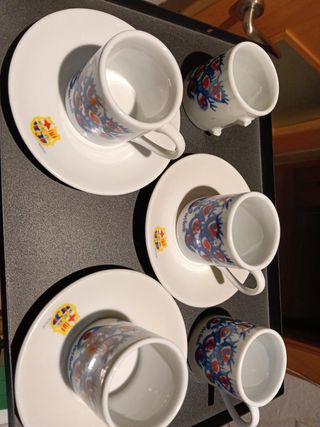 Conjunto 3 platos,3 cucharas, 4 Tazas de cafè. Bar