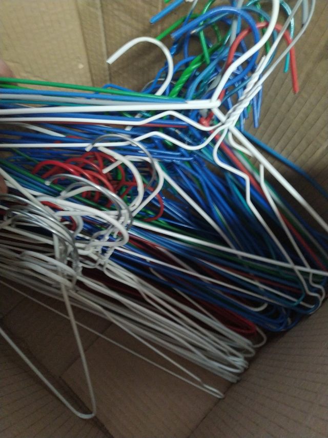 80 Perchas metálicas a 4€/10 Uds