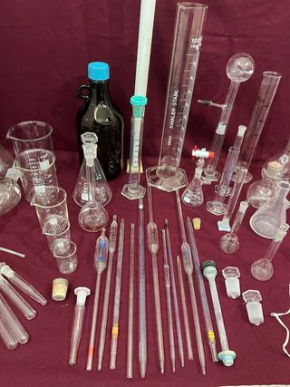 lotto di tanti pezzi vetreria laboratorio ampolle