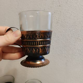 Set di bicchieri in vetro e rame