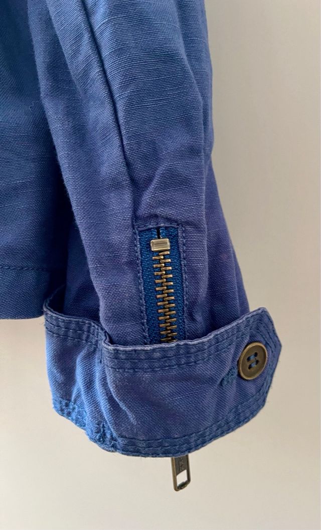 Se vende abrigo de niña de DKNY. 6 años