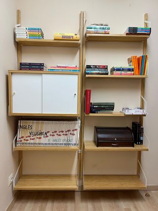 Estantería de pared realizada en bambú