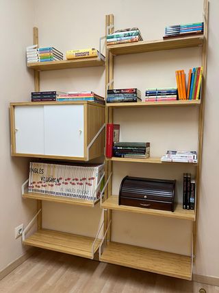 Estantería de pared realizada en bambú