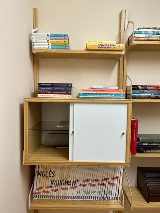 Estantería de pared realizada en bambú