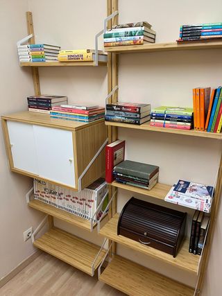 Estantería de pared realizada en bambú