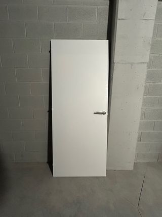 Puerta de madera blanca