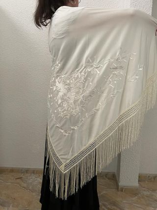 Mantón de pico en beige XXL