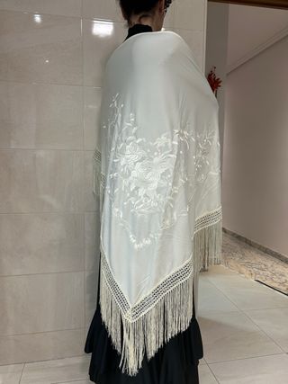 Mantón bordado de pico en beige XXL