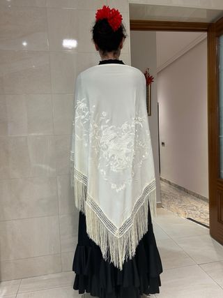 Mantón bordado de pico en beige XXL