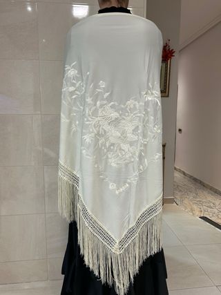 Mantón bordado de pico en beige XXL