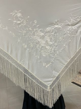 Mantón bordado de pico en beige XXL