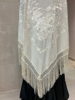 Mantón bordado de pico en beige XXL