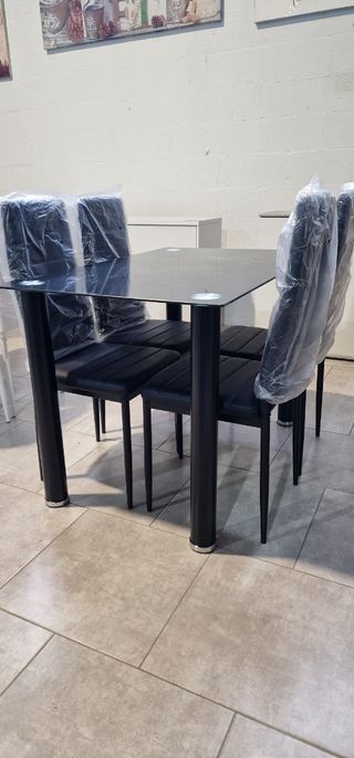 Mesa y 4 sillas DT18