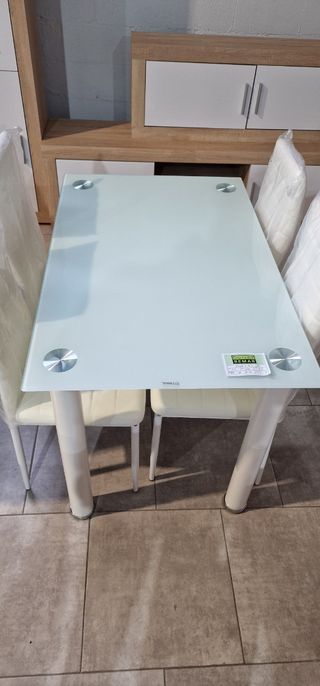 Mesa y 4 sillas DT18