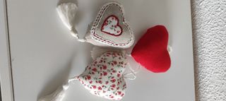 Corazones tela armario