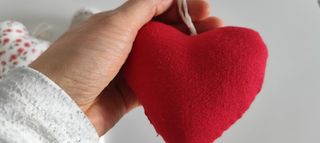 Corazones tela armario