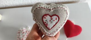 Corazones tela armario