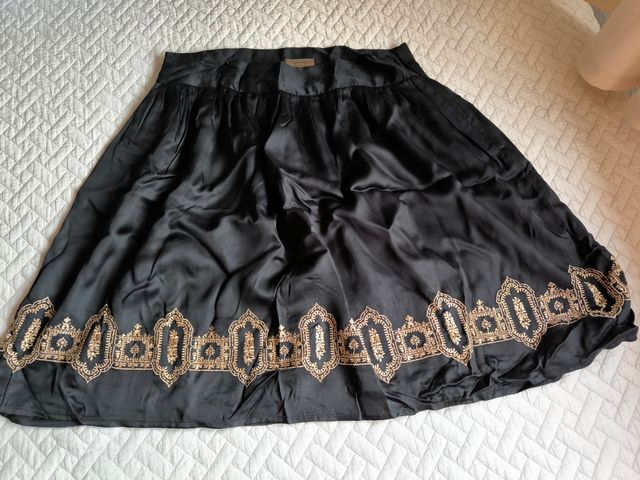 Falda negra bordada dorado Cortefiel