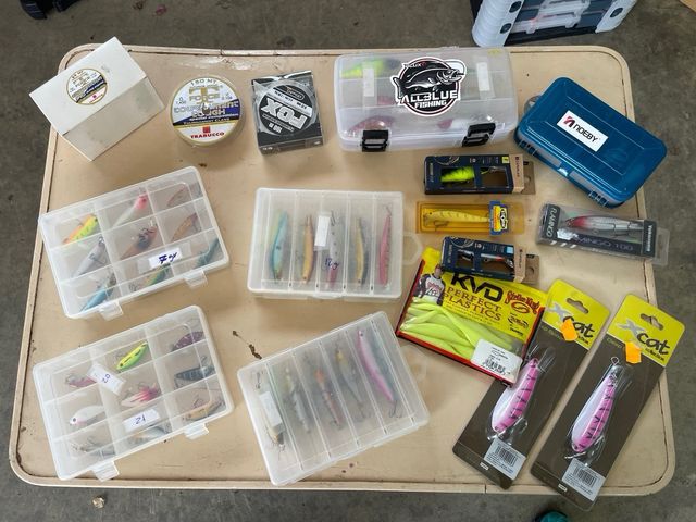 Mochila de pesca mais 60 iscas e muito material