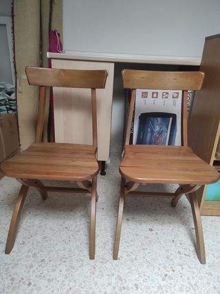 Mesa y sillas de madera