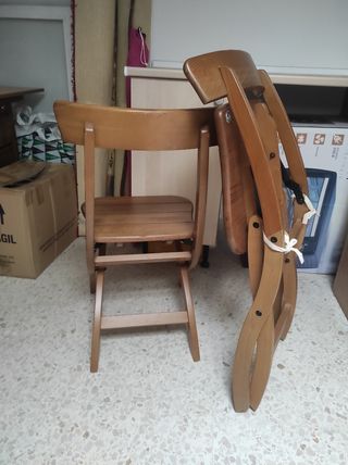 Mesa y sillas de madera