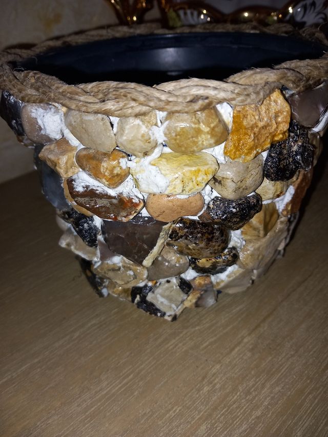 Vaso realizzato con pietre