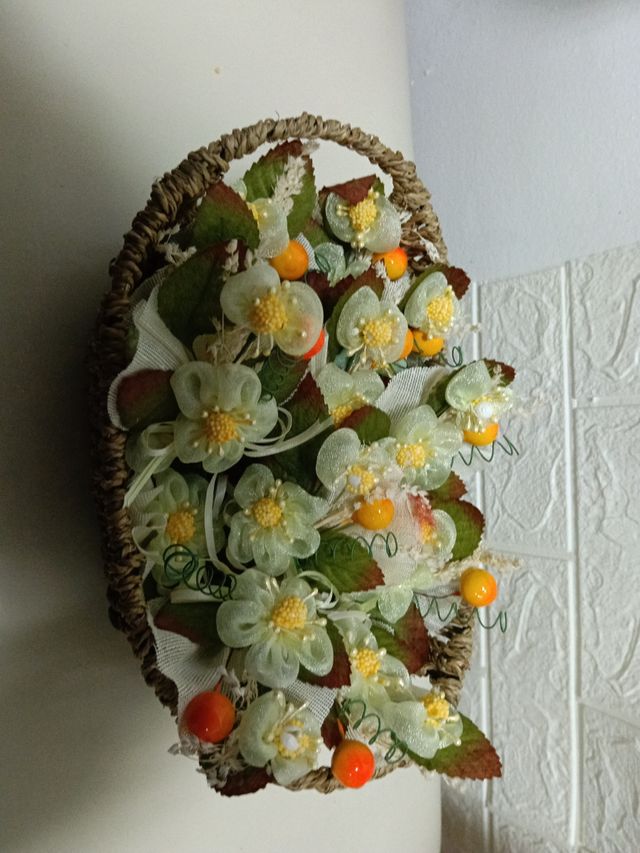 Cesto con fiori, regali per inviti