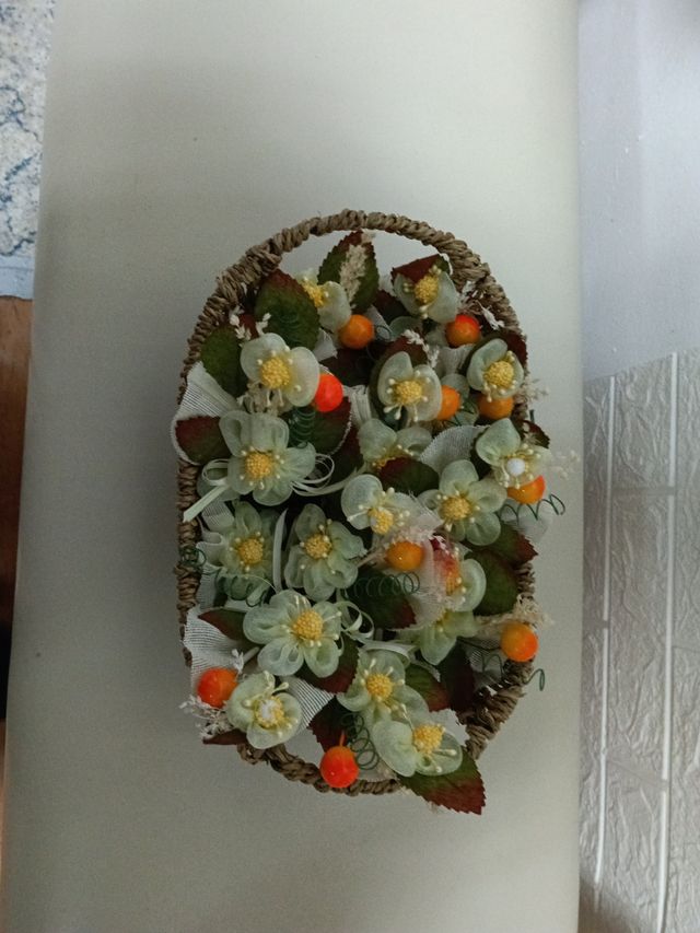 Cesto con fiori, regali per inviti