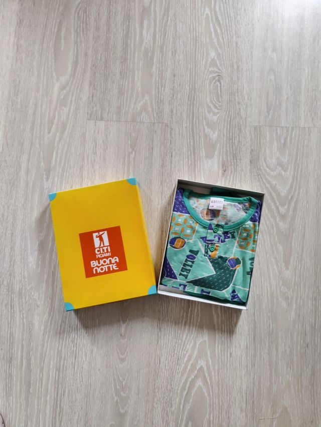 Pijama de niño de maga corta y pantalón corto.